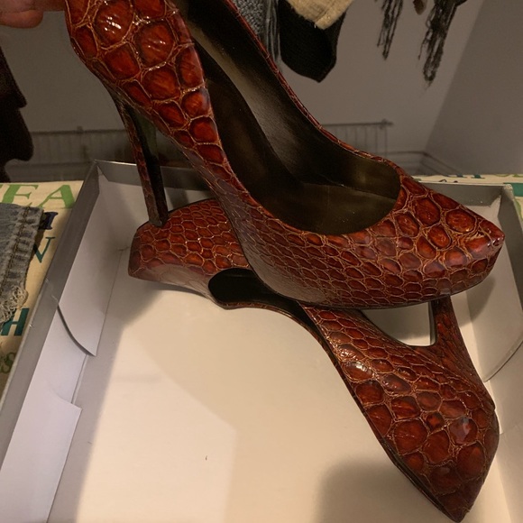 Barely worn heels - Picture 4 of 8